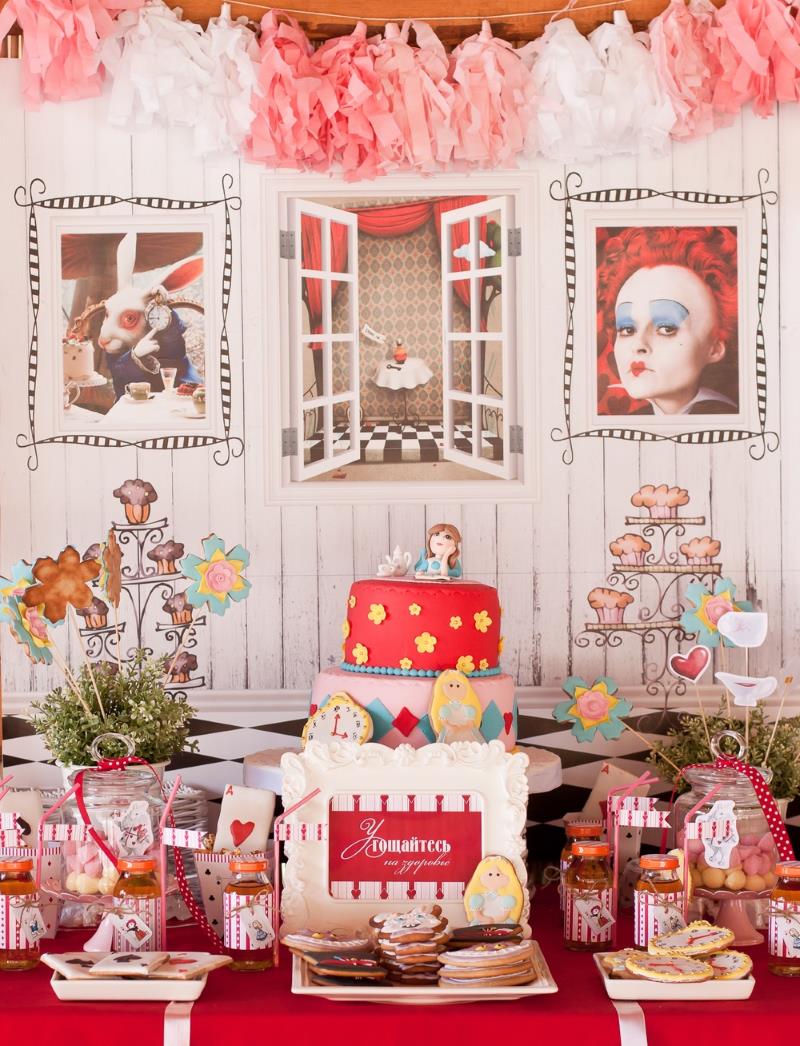 Hiasan bilik kanak-kanak DIY dalam gaya Alice in Wonderland