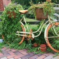 Bicicletă veche în rolul paturilor cu flori retro