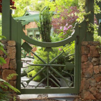 Dřevěná zahradní brána s kamennými sloupy