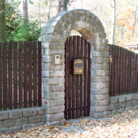 Gerbang batu di atas pintu gerbang kampung