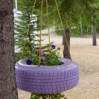 Závěsné záhony z pneumatiky pro zahradní dekorace