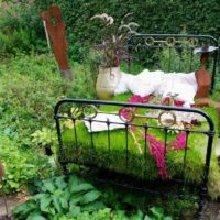Stará postel v výzdobě zahrady