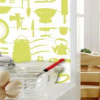 Decorarea peretelui bucătăriei cu compoziții din stencil