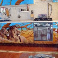Airbrushing di fasad set dapur