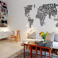 Ant virtuvės sienos iš raidžių padarytas pasaulio žemėlapis