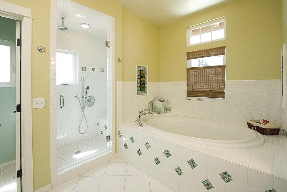 Kombinasi jubin berwarna hijau dan putih di bahagian dalam bilik mandi