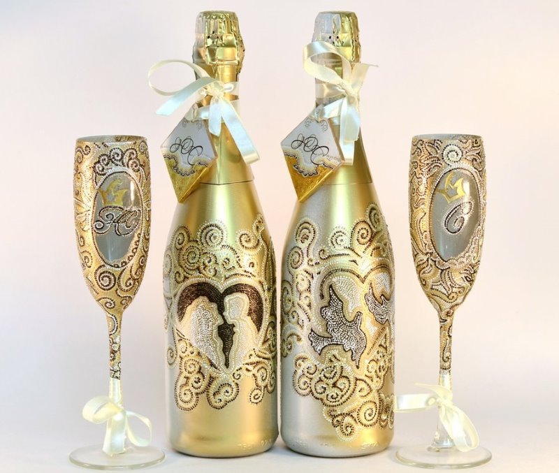 Dekupaj tekniğini kullanarak bir düğün için şampanya dekorasyonu