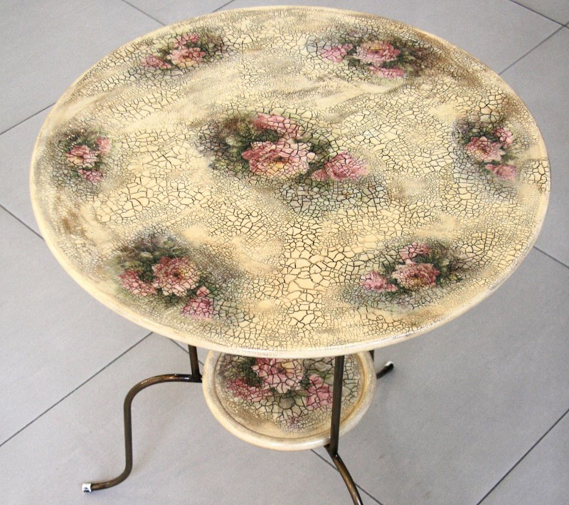 Decoratieve decoupage oude keukentafel