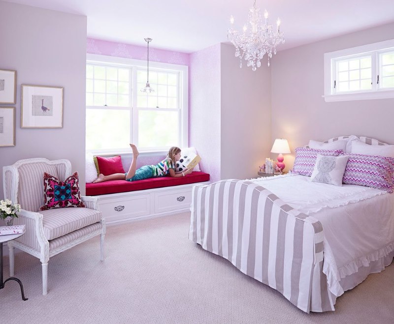 Bahagian dalaman lavender yang lembut dengan penambahan warna lilac untuk bilik tidur wanita