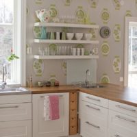 Hiasan dinding dapur rak terbuka dengan perkakas dapur