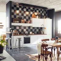 Gekleurde mozaïektegels in het ontwerp van keukenmuren