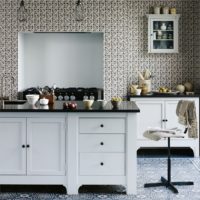 Behang met kleine patronen in het ontwerp van de keukenmuren
