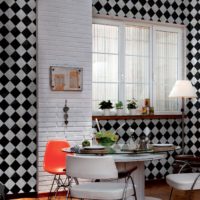Behang met rhombuses op de muren van de keuken