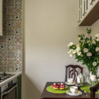 Tegel en schilderij in het ontwerp van keukenmuren