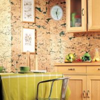 Imitace přírodního kamene s tapetou na kuchyňské zdi