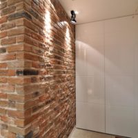 Dekorativno osvjetljenje od ciglenog zida u potkrovlju hodnika