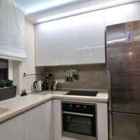 Virtuves komplekta spīdīgas fasādes studijas tipa dzīvoklī