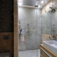 Vonios kambarys su dušu studijinių apartamentų serijoje