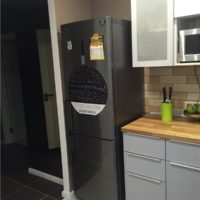 Място за хладилник в кухнята на студио апартамент