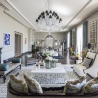 Kombinace šedých a modrých odstínů v designu místnosti