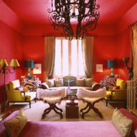 اللون الأحمر في المناطق الداخلية من الغرفة