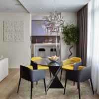 Grijze en gele stoelen in de woonkamer