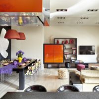 De combinatie van oranje en zwart in het ontwerp van de kamer