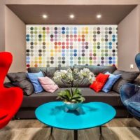 Modré a červené barvy v designu obývacího pokoje