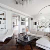 Witte woonkamer van een privéwoning