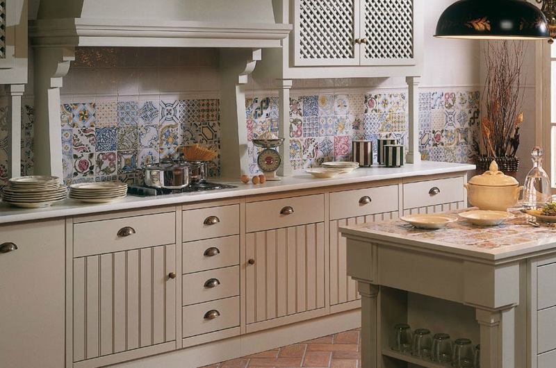 Kuhinjska pregača od pločica s mozaicima