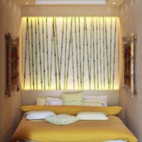 Dekorējot nišu virs gultas ar bambusa nūjām
