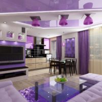 Bahagian dalam ruang tamu berwarna ungu dengan niche