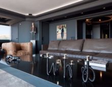 Tmavý obývací pokoj design pro muže podnikání