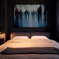Wit textiel in een donkere slaapkamer mannen