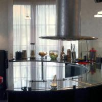 Glazen bar in de keuken van een mannelijk appartement