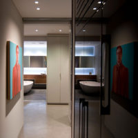 Koridor dengan kabinet cermin di apartmen lelaki