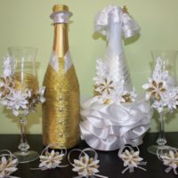 Златен цвят в декора на сватбените бутилки