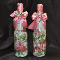 Розови панделки на сватбени бутилки