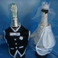 Рокля на младоженеца и булката на сватбените бутилки