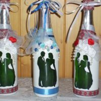 Siluete ale miresei și ale mirelui pe sticlele de nuntă