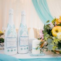 Düğün şişelerinin şenlikli dekorasyonu