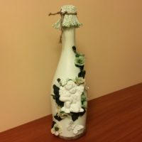 Patung malaikat pada botol perkahwinan champagne