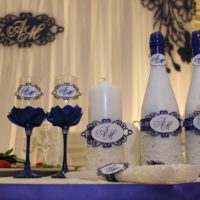 Изработване на бутилки и чаши за вино за сватба