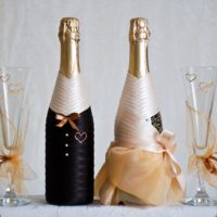 Красив дизайн на бутилка за булката и младоженеца