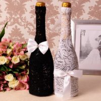 Bir düğün için dantel trim şampanya şişeleri