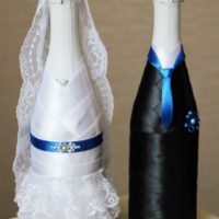 Черни и бели панделки в декора на сватбеното шампанско