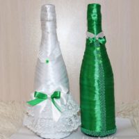 Zelené a bílé láhve na svatbu