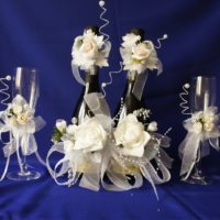 Бели рози в декор от шампанско за сватба