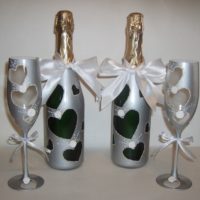 Gri dekor şampanya şişeleri