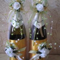 Düğün şampanya süslemesinde yapay çiçekler